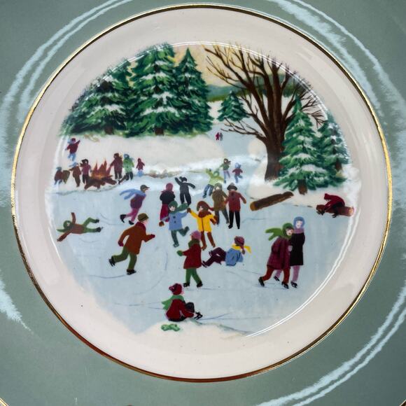 Vintage Avon Christmas Plate 1975 "Skaters on the Pond" Fourth Edition - Picture 8 of 10